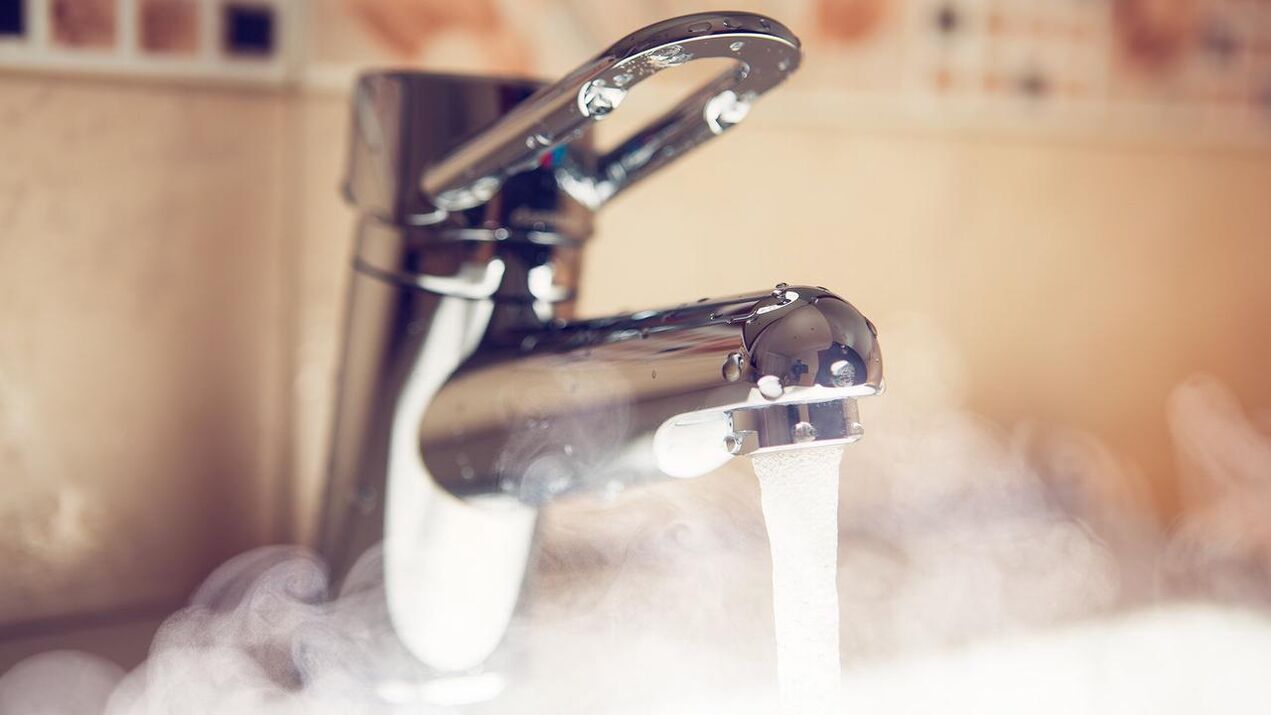 Heißwasserhahn, um den Penis zu dämpfen, bevor Sie ihn mit Soda vergrößern