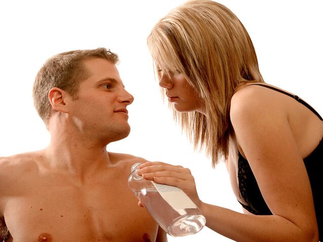 Während des Trainings sollten Sie Massageöl verwenden, um Ihren Penis zu vergrößern.