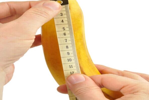 Das Messen einer Banane simuliert das Messen eines vergrößerten Penis